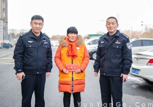 徐春花：环卫女工英勇跳入冰河救下落水小孩。