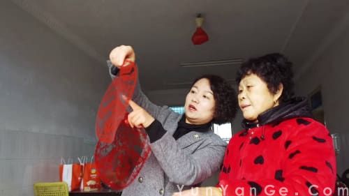 黄萍：守信闺蜜替去世好友尽孝，照料失独“爸妈”18载。